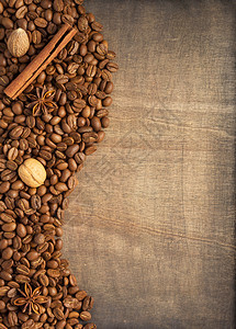 木制背景的咖啡豆和香料顶视图图片