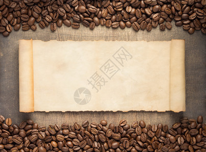 顶视图木桌背景的咖啡豆图片