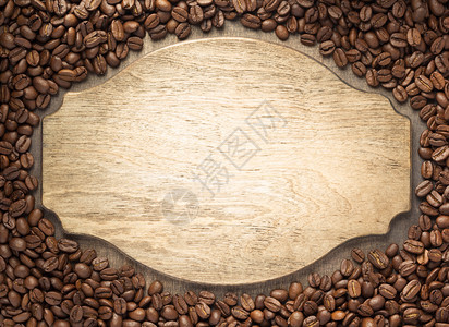 顶视图木桌背景的咖啡豆图片