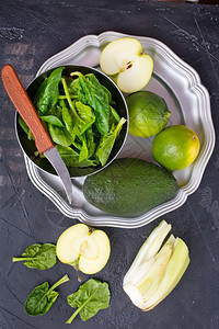 绿色食品饮蔬菜球和盘上水果图片