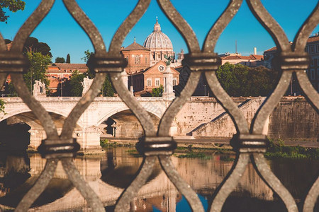 蒂贝尔河维托里奥埃马努利二世桥和圣彼得大教堂意利罗马圣彼得教堂图片