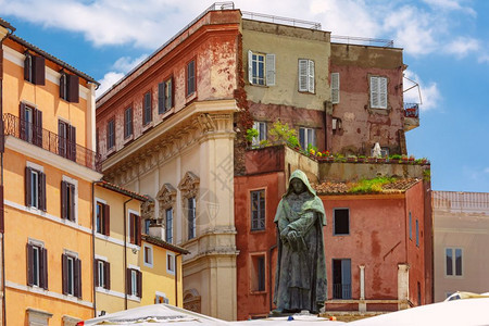 哲学家GiordanoBruno在意大利罗马CampodeFiori广场中心的纪念碑图片