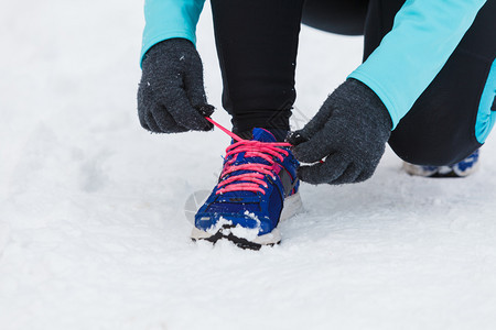 冬季运动时装概念在雪中打运动健身鞋在外健身鞋在雪中打运动鞋图片