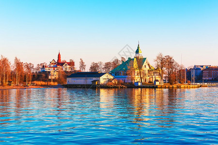 芬兰赫尔辛基老城港春晚海落图片