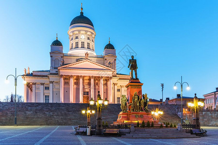 芬兰首都著名的里程碑参议院广场的景色之夏夜芬兰赫尔辛基老城路德教堂和俄罗斯皇帝亚历山大二世纪念碑图片