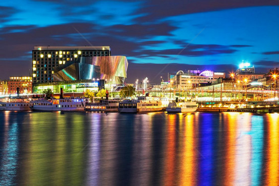 瑞典斯德哥尔摩现代照明建筑和码头的景色夏夜天线图片