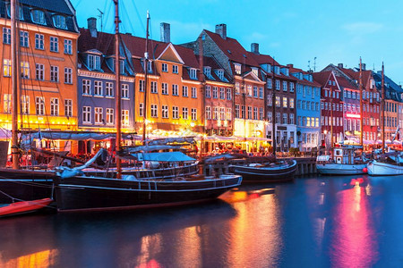 丹麦哥本哈根老城Nyhavn码头建筑的景色夜晚全图片