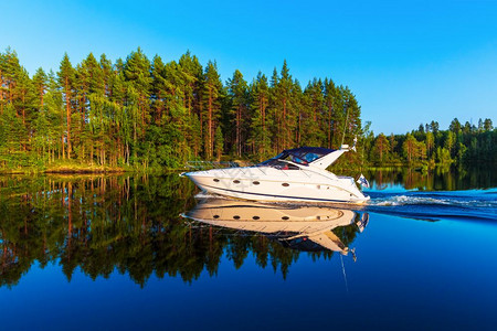 芬兰深森林岛屿间湖水风景游图片