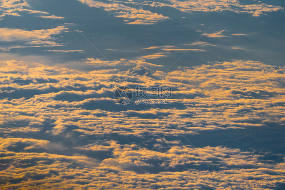 阳光照耀的飞机窗子上浮出云端自然的抽象纹理背景图片