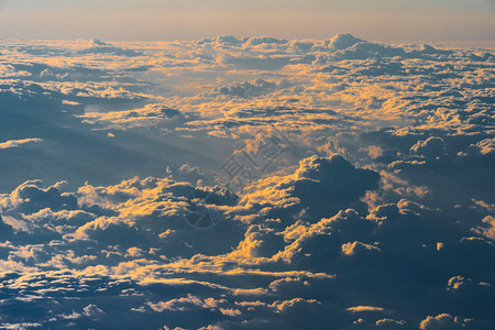 阳光照耀的飞机窗子上浮出云端自然的抽象纹理背景图片