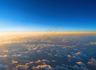 从飞机窗口的云层上升起摘要自然背景蓝天图片