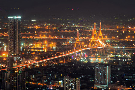 BhumibolBridge和ChaoPhraya河的空中景象在曼谷城市的悬浮建筑结构中晚上在泰国市区图片