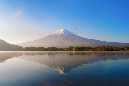 富士山的反射日出时蓝天在本山桥藤川口五湖子附近图片