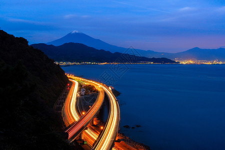 富士山的空中景象直达晚上在静冈的公路富士五湖日本山地风景图片