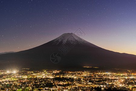 在日本城市Yamaashi的藤川口子Yamarashi与星一起在夜里对藤川口Tofukawaguchiko的藤川山进行空中观测图片