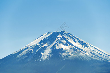 靠近藤山峰顶有雪盖蓝天背景日本高清图片
