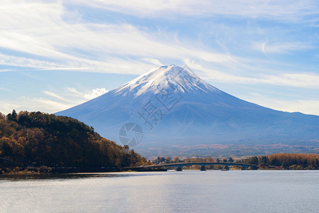 在日本山桥藤川口子富士五湖藤川口子附近的中午正用蓝天反射藤山图片