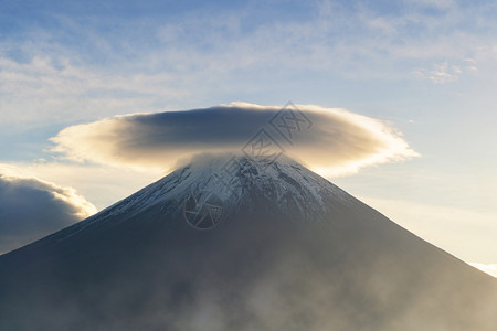 日本山桥藤川口附近的阳光照耀着蓝色日出天空的帽子形云藤山川口附近的阳光照耀着日本图片