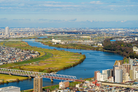 东京公寓在市景背中的空象亚洲智能城市住宅区与绿中午的建筑物图片