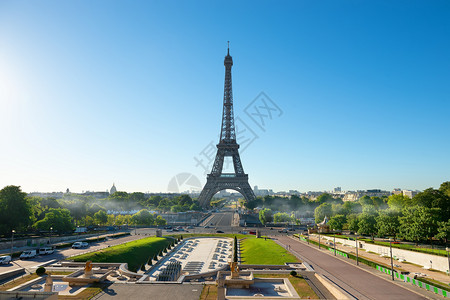 巴黎高塔埃菲尔和有喷泉的公园图片