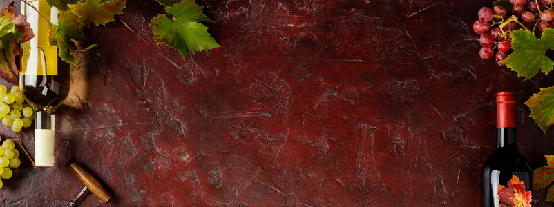 杯子葡萄叶和木板的酒杯树叶以及深底复制空间平地上的软木瓶生锈背景上的葡萄成分文字空间图片