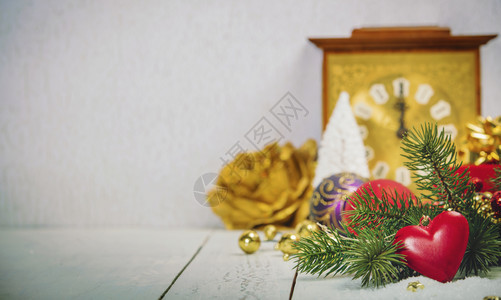 以白色生锈背景的圣诞装饰木背景的圣诞装饰文字空间图片
