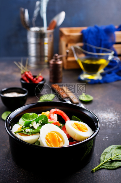 用黑碗蔬菜煮鸡蛋图片