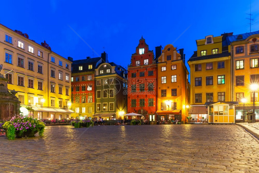 瑞典斯德哥尔摩老城加姆拉斯坦广场夏季夜景图片
