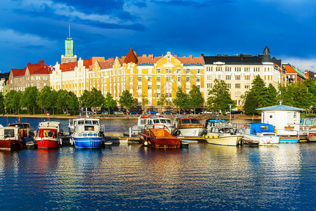 芬兰赫尔辛基旧城码头建筑的美丽夏日风景全图片