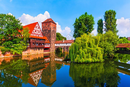 在德国纽伦堡对传统的中世纪半潮湿旧城建筑和佩格尼茨河桥的景象图片