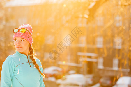 冬季运动和女时装选择寒冷温度的好运动服健康安全概念冬季运动和女时装图片