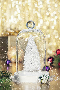 圣诞装饰品抽象金本位圣诞树在雪球里装饰品在抽象金本位上关门图片