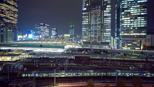 东京火车站列有高楼的东京火车站列日本东京智能城市的中心金融区和商业中心晚上图片