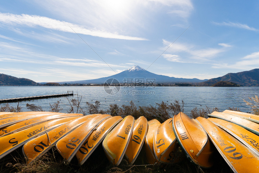 藤山和渔船中午在日本山桥五湖藤川口子附近的岸上图片