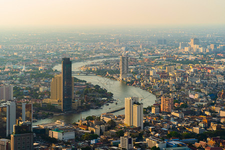 曼谷市中心ChaoPhraya河的空中景象亚洲智能城市的金融区和商业中心日落时的Skycraper和高层建筑图片