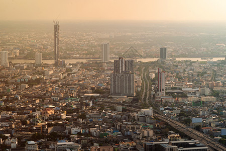 位于亚洲智能城市的金融区和商业中心天桥和高楼建筑图片