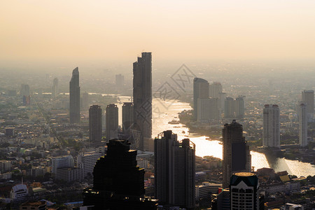 曼谷市中心ChaoPhraya河的空中景象亚洲智能城市的金融区和商业中心日落时的Skycraper和高层建筑图片