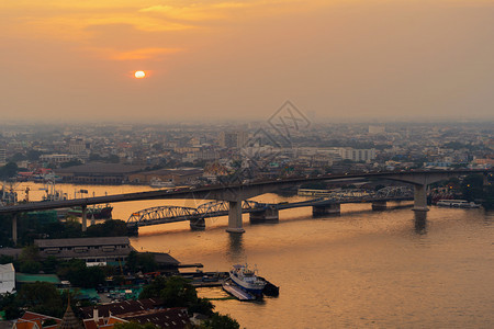 Rama3桥和ChaoPhraya河的空中视图在临时建筑概念结构上位于曼谷城市泰国日落时区图片