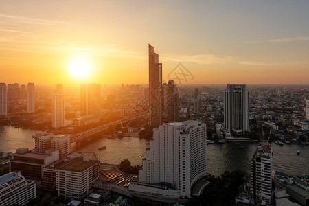 日落时ChaoPhraya河的空中景象曼谷市心太阳下山亚洲智能城市的金融区和商业中心日落时天窗和高楼大图片