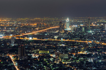 Sathorn曼谷市中心高速公路亚洲智能城市金融区和商业中心夜空天梯和高楼大的空中景象图片