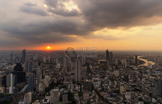 曼谷市中心亚洲智能城市金融区和商业中心日落时天梯和高楼大图片