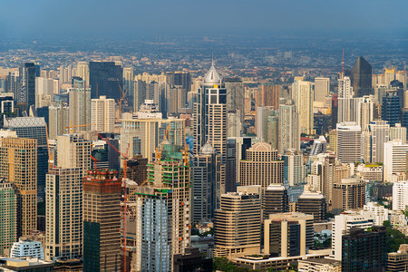 位于亚洲智能城市的金融区和商业中心天桥和高楼建筑图片