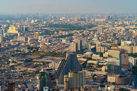 位于亚洲智能城市的金融区和商业中心天桥和高楼建筑图片