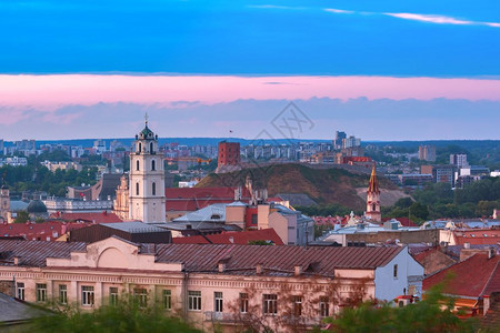 日出时与Gediminas城堡塔和圣约翰教堂一起对旧城进行空中观察立陶宛维尔纽斯波罗的海各州图片