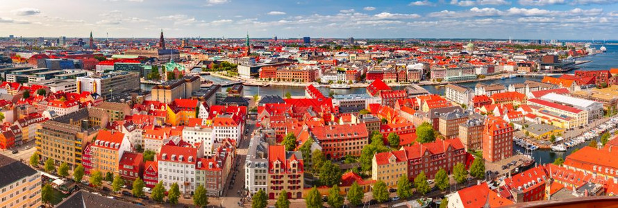 丹麦首都哥本哈根旧城天线和许多红色屋顶的空中全景丹麦首都哥本哈根图片