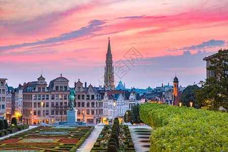 布鲁塞尔市政厅和MontdesArts地区日落比利时布鲁塞尔日落图片
