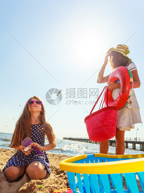夏天玩得开心可爱的女孩儿和妈玩得开心家人一起在海边玩母亲和女儿在海滩玩图片