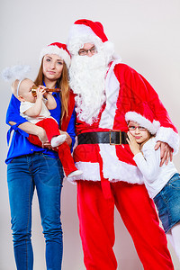 与圣诞老人一起快乐的家庭母亲女儿和圣诞父亲的肖像背景图片
