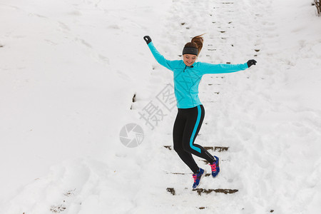 冬季娱乐活动年轻女孩跳雪穿着运动服的迷人女图片