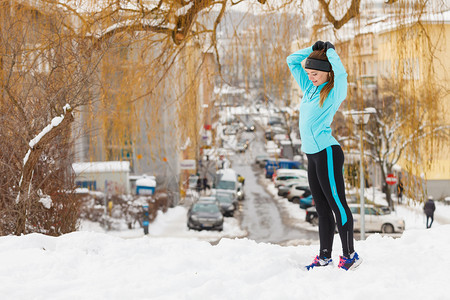 户外活动人们闲暇时间概念冬季外出年轻妇女有吸引力的孩蓝色跳跃器和腿部冬季外出年轻妇女图片